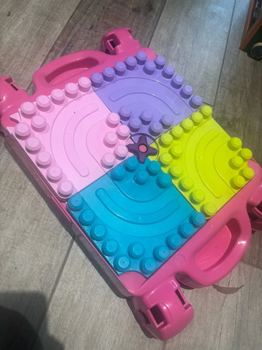 Mega block table - Image 1