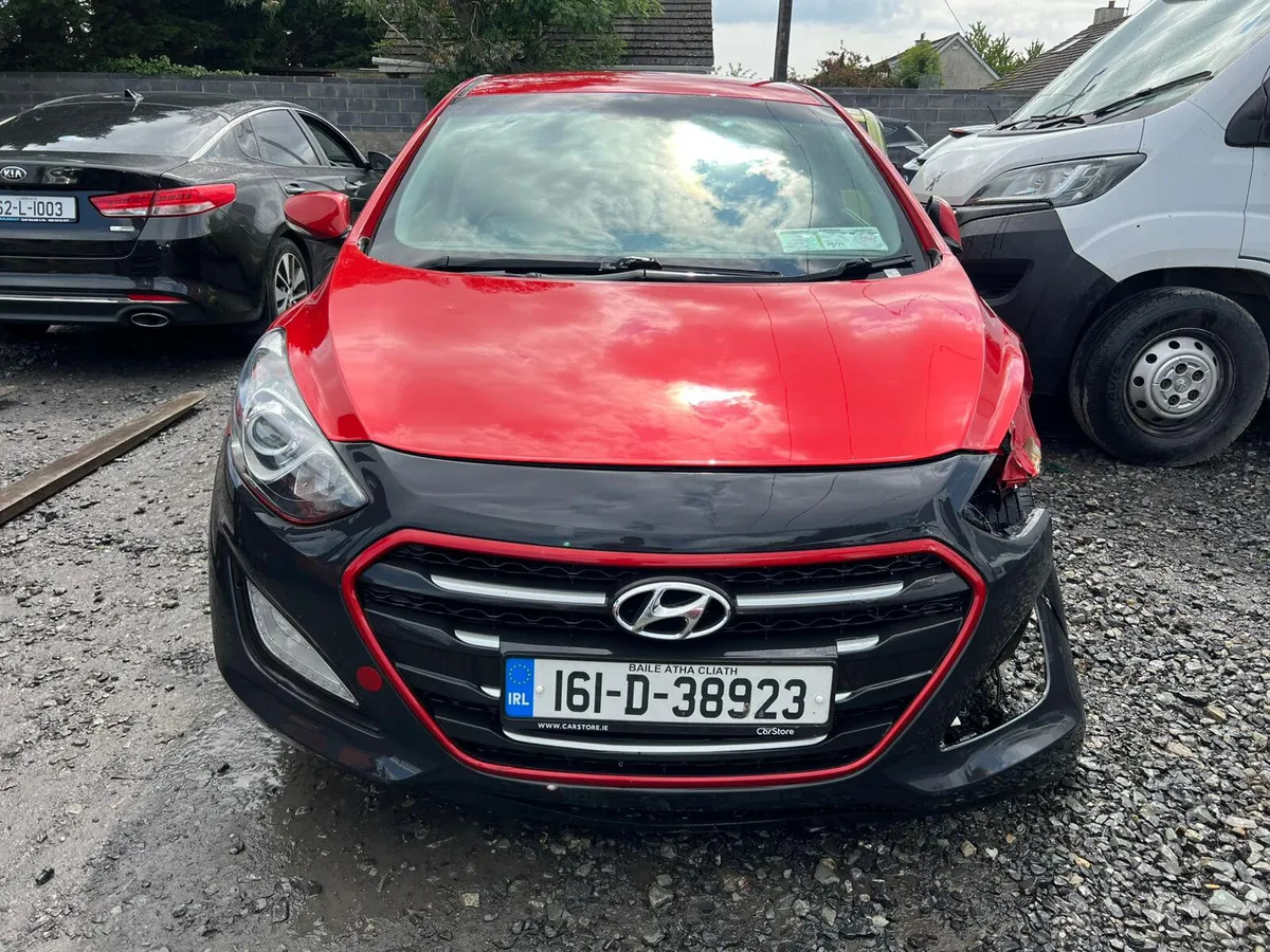 2016 Hyundai i30 1.6 diesel driving - Image 4