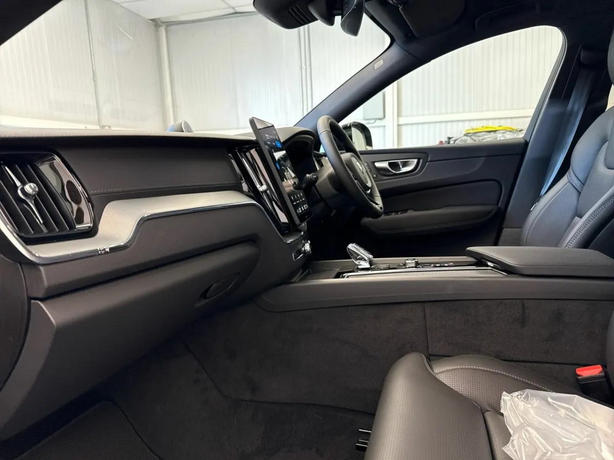 Volvo XC60 T6 ULTRA BLACK EDITION *NEW MODEL* €200 - Image 4
