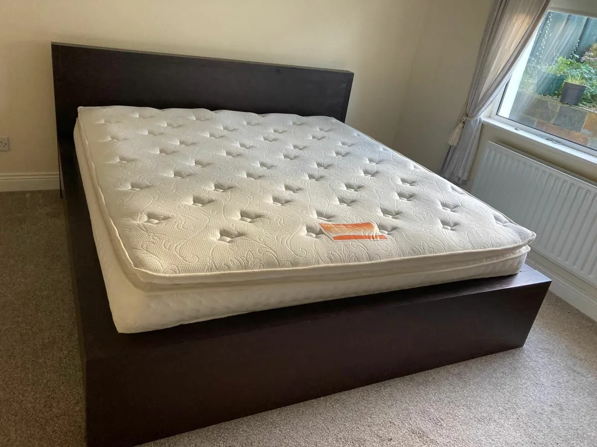 King size bed - Image 1