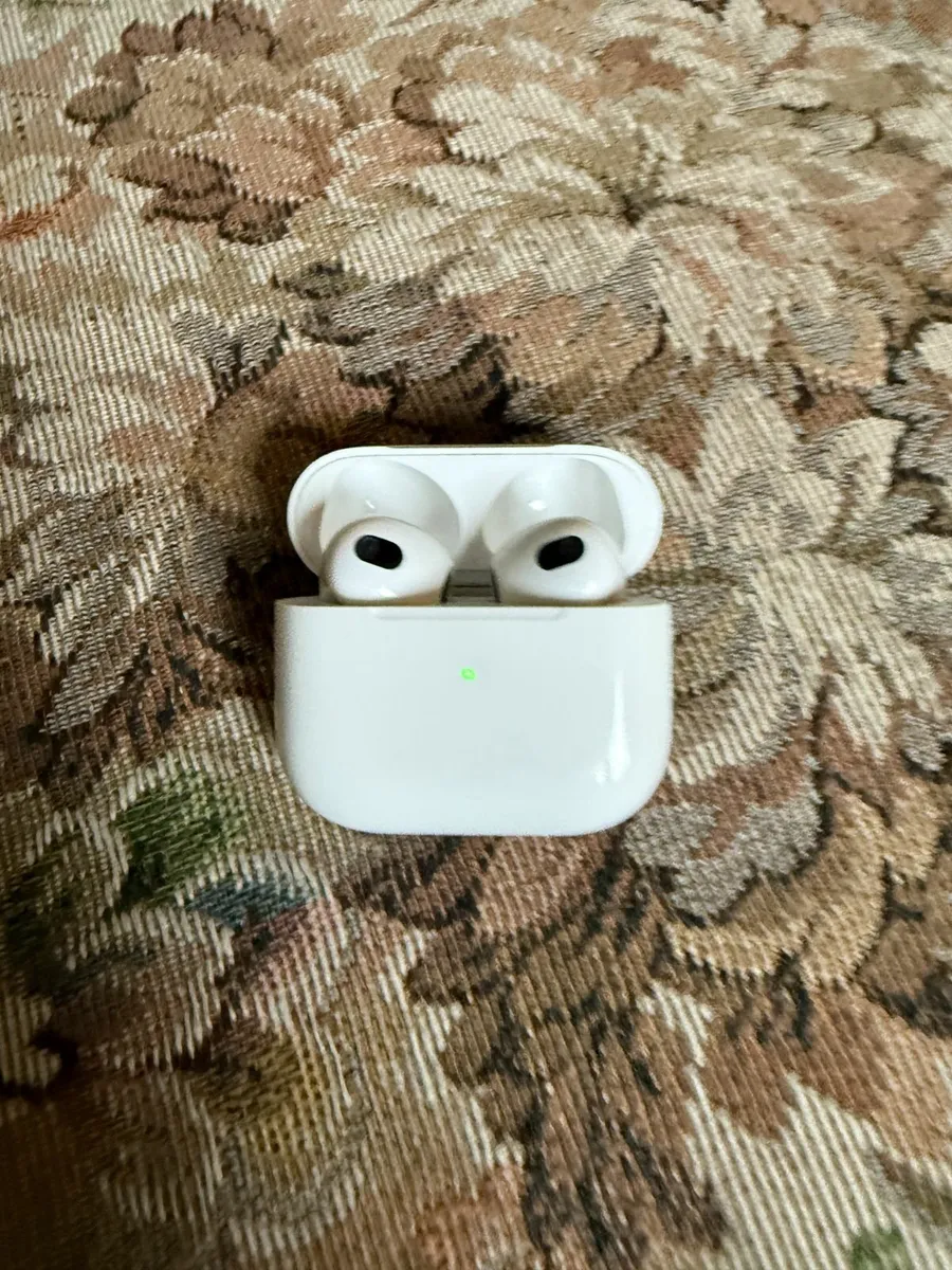Apple AirPods 3 - Image 1
