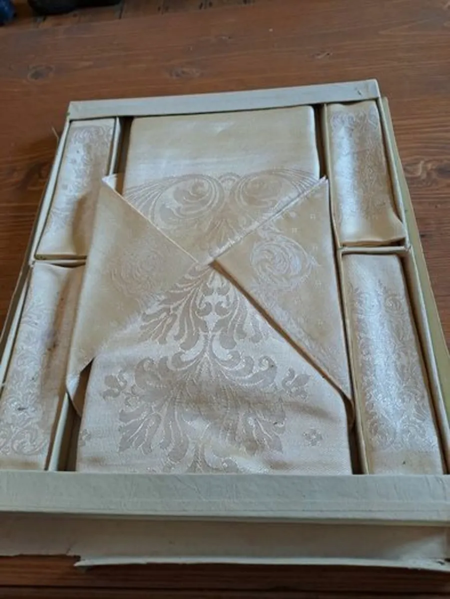 Vintage Damask tablecloth and napkins - Image 1