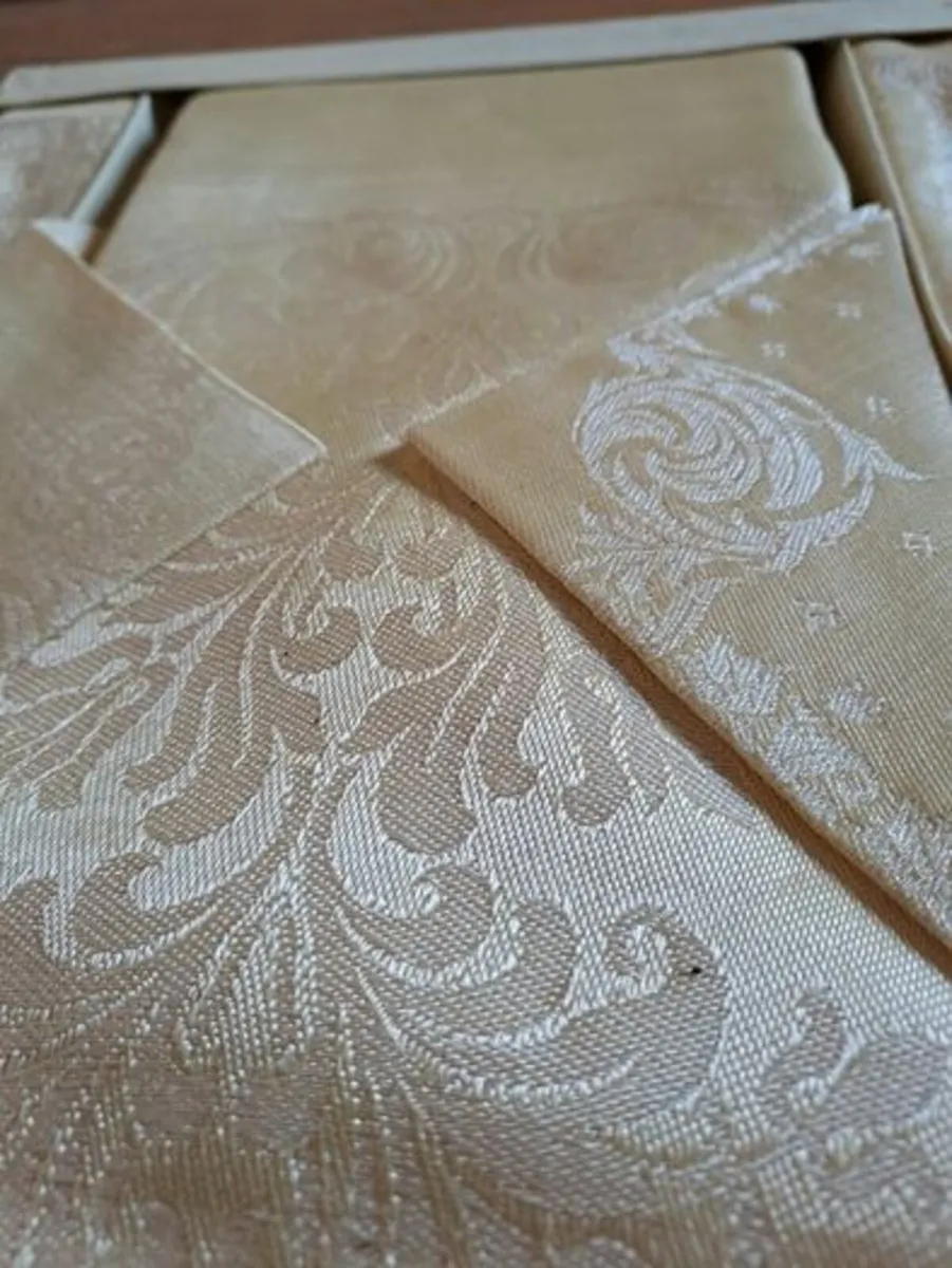 Vintage Damask tablecloth and napkins - Image 2