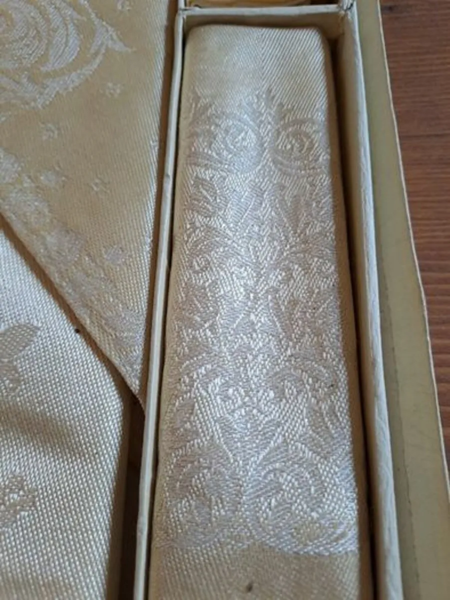 Vintage Damask tablecloth and napkins - Image 3