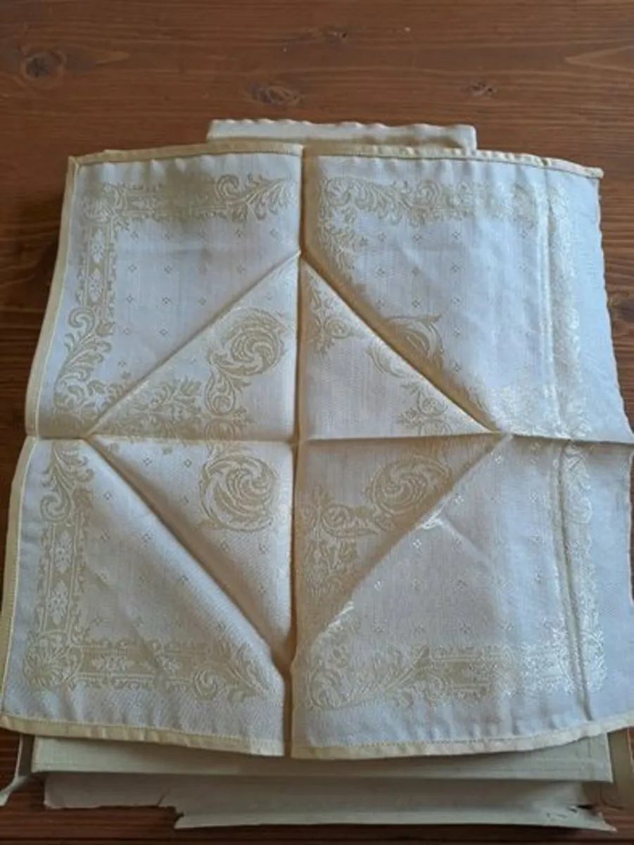 Vintage Damask tablecloth and napkins - Image 4