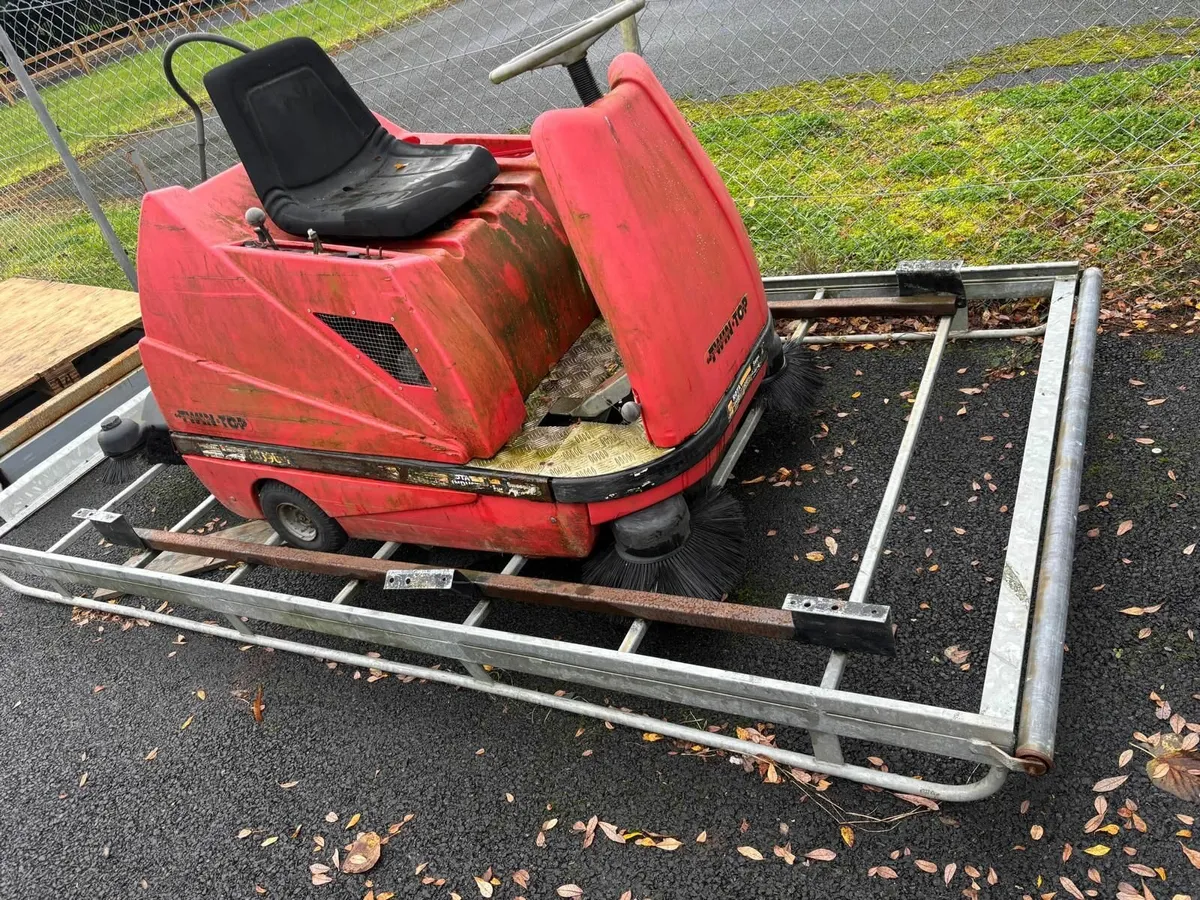 Ride on sweeper, Manual sweeper and roof rack - Image 1