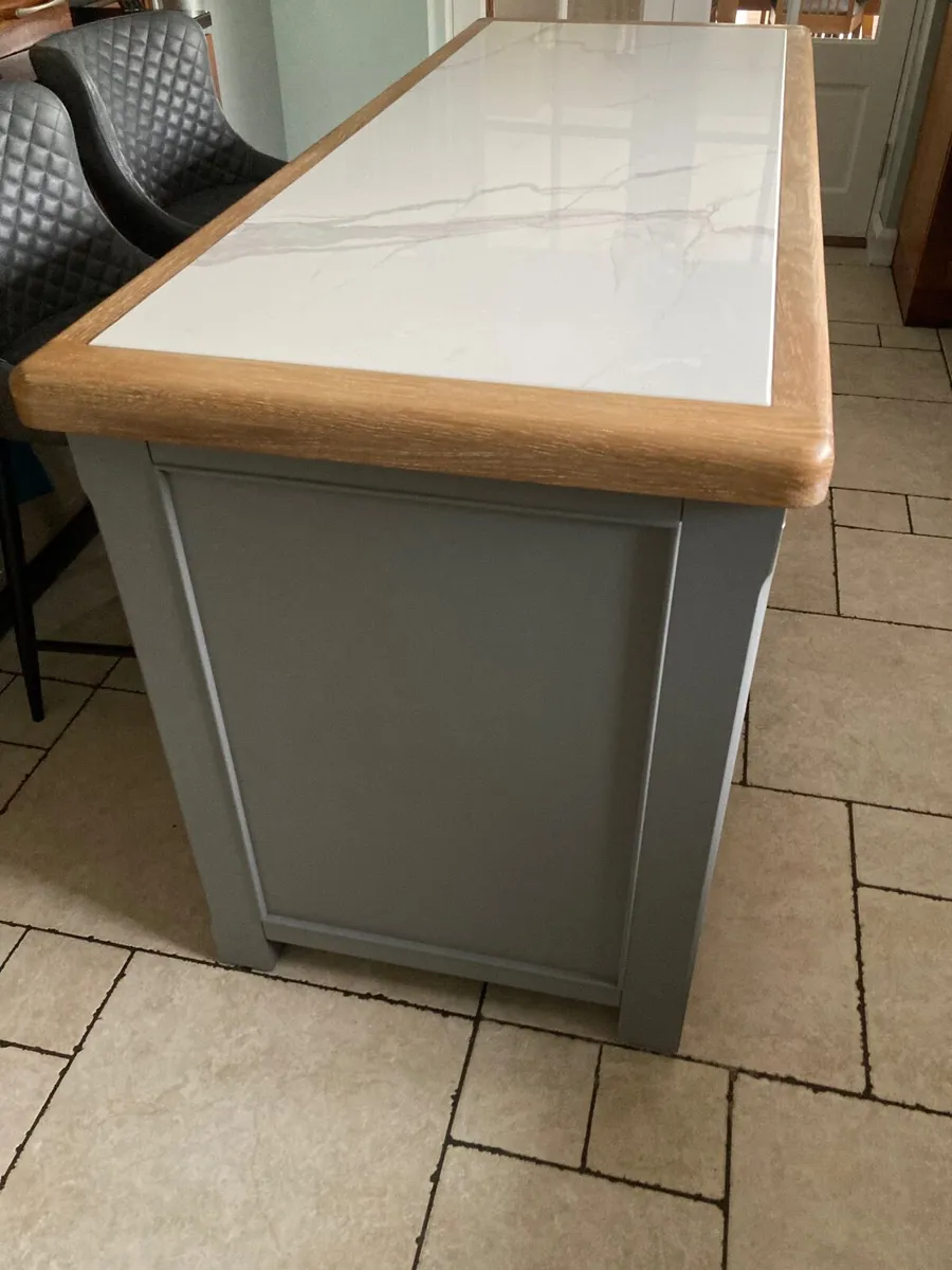 Kitchen Island - Image 1