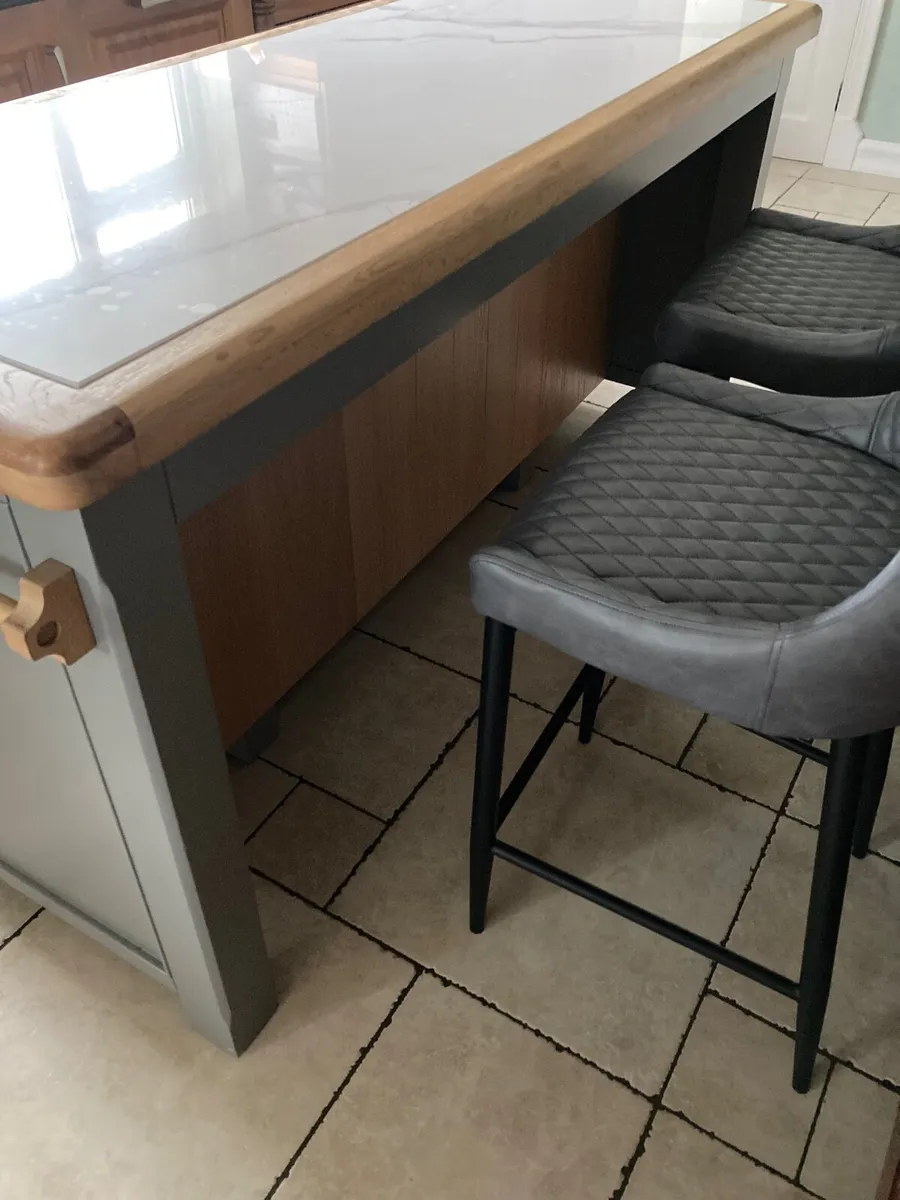 Kitchen Island - Image 3