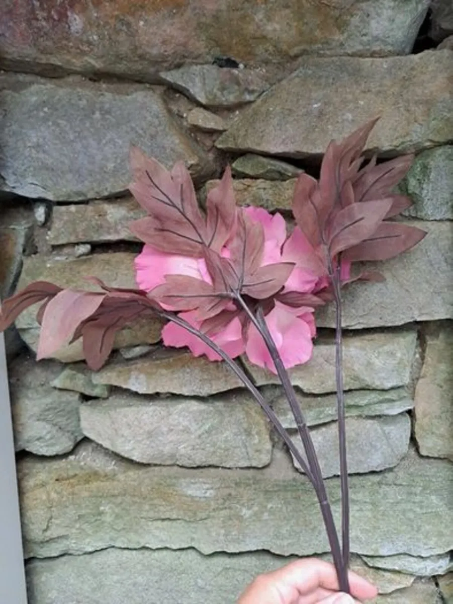 Large brown and pink flower - Image 3