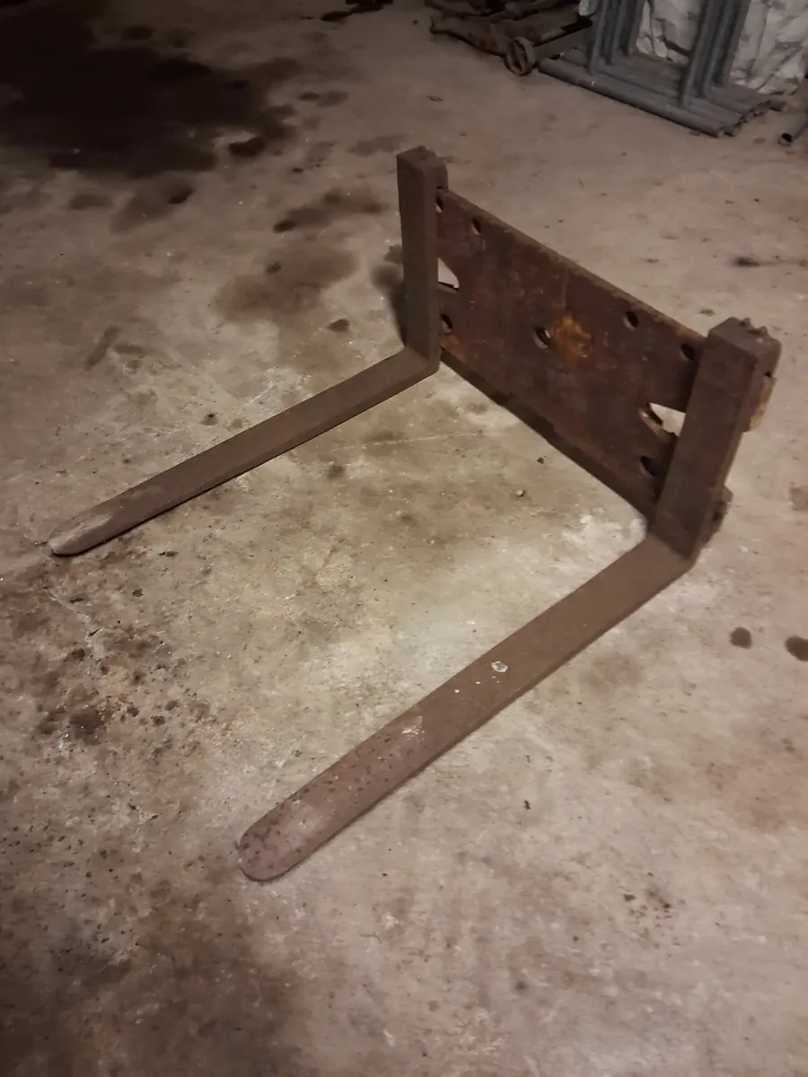 Pallet fort - Image 1