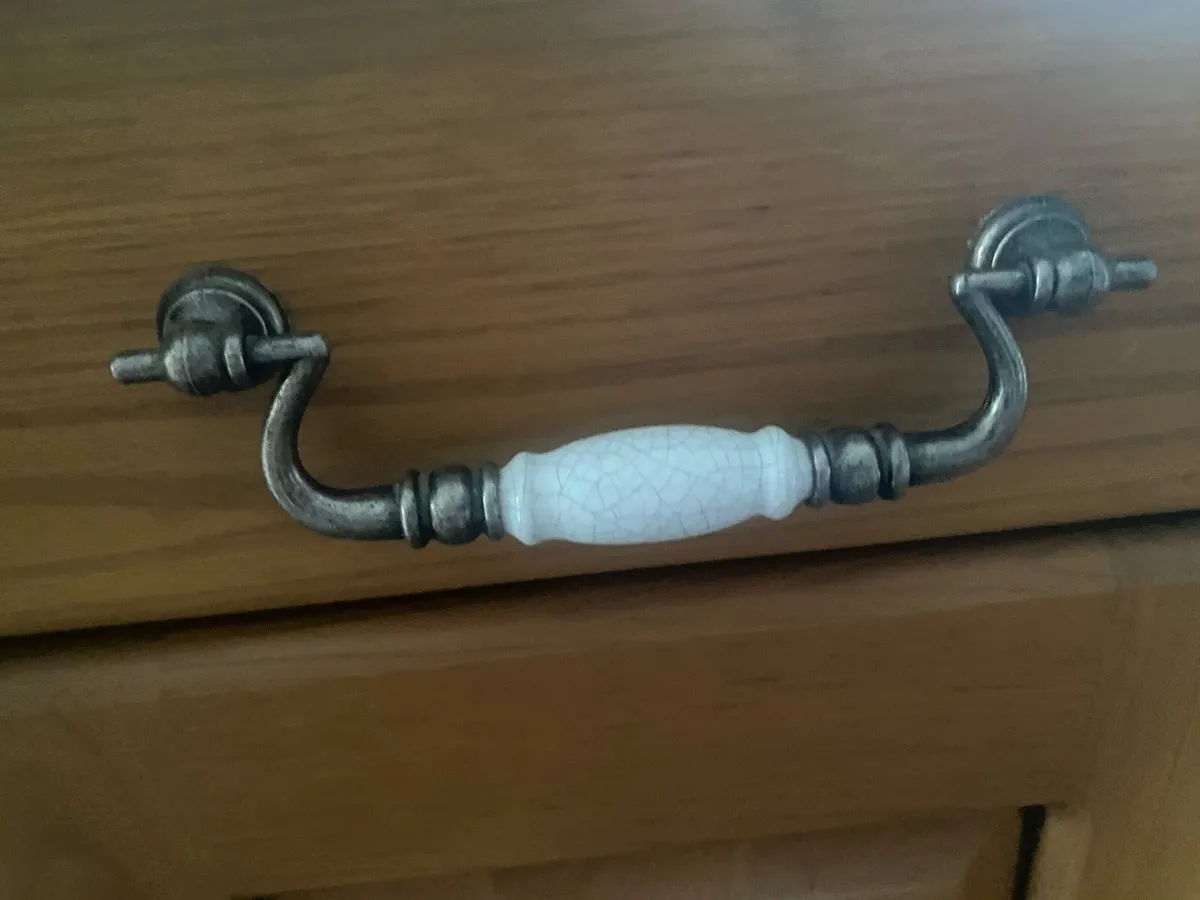 Kitchen door handles and drawer handles - Image 2
