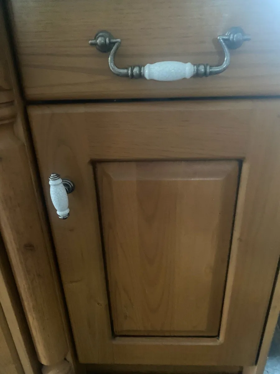Kitchen door handles and drawer handles - Image 1