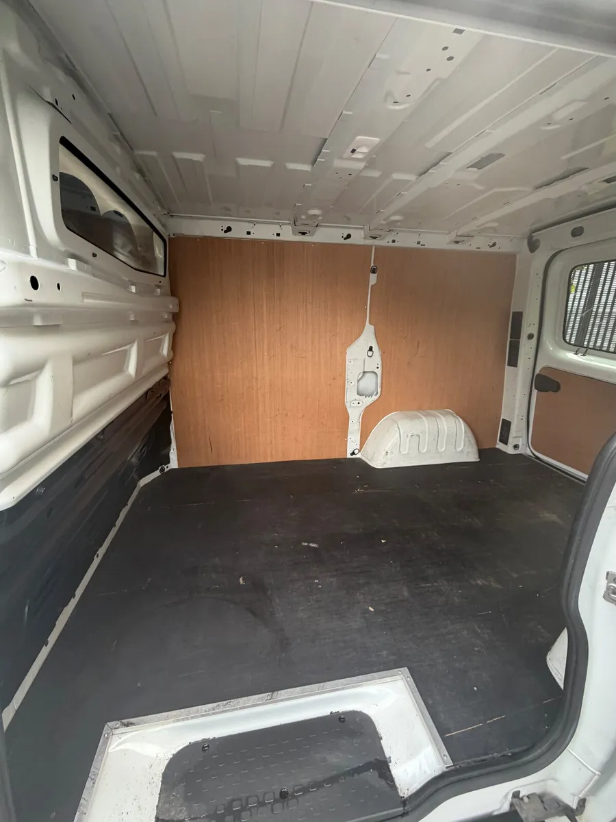 192 Renault Trafic 2.0 Litre 42,000Km - Image 4