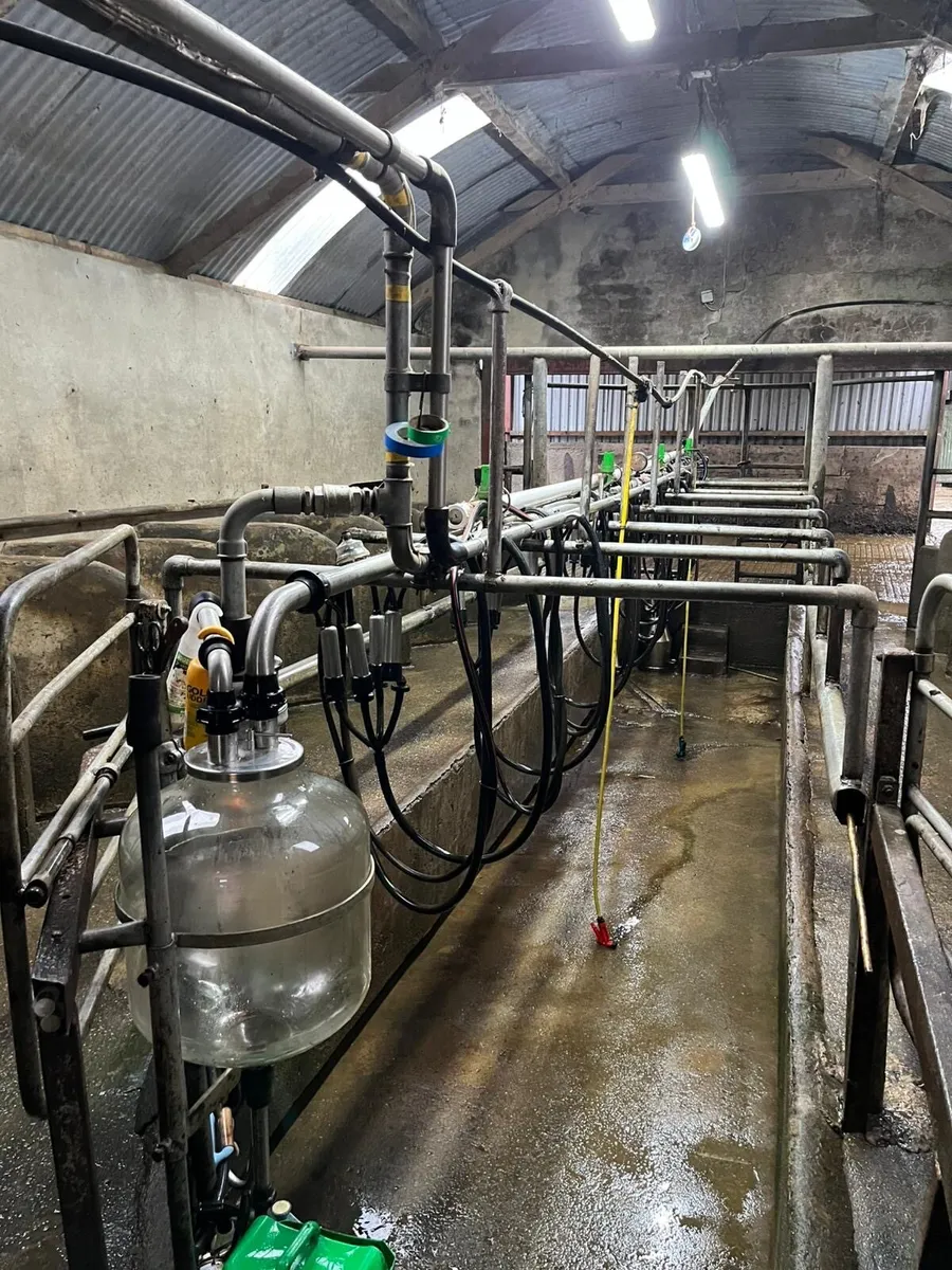 8 unit full wood parlour - Image 1