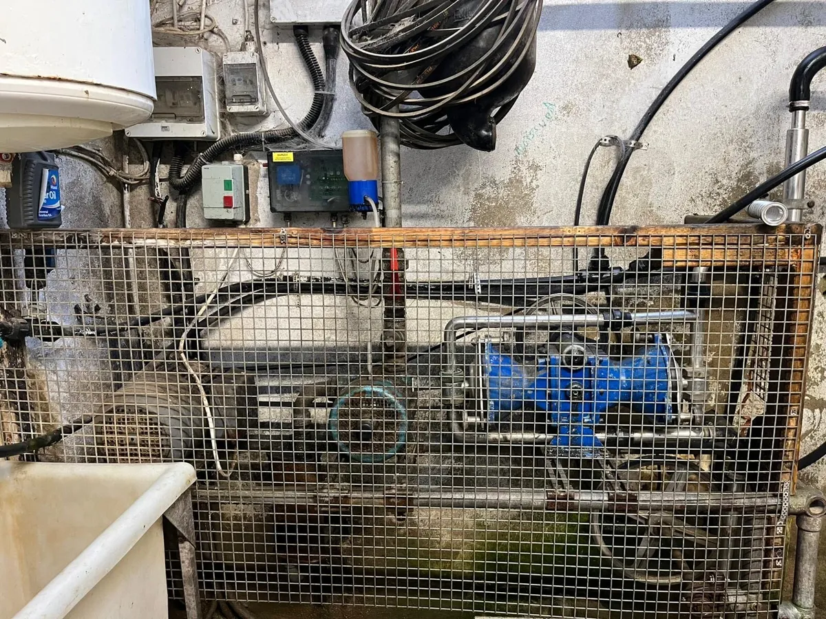 8 unit full wood parlour - Image 2