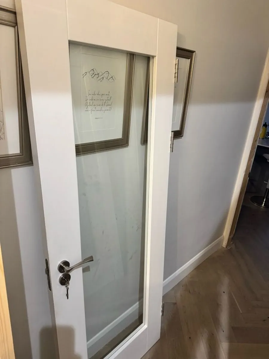 2 white doors - Image 1