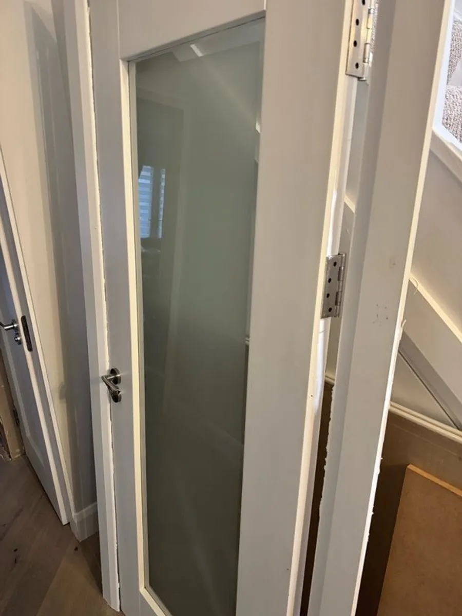 2 white doors - Image 2