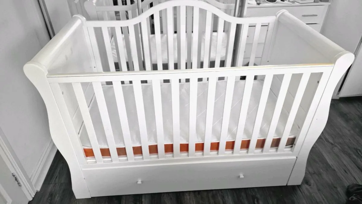 White sleigh cot - Image 1
