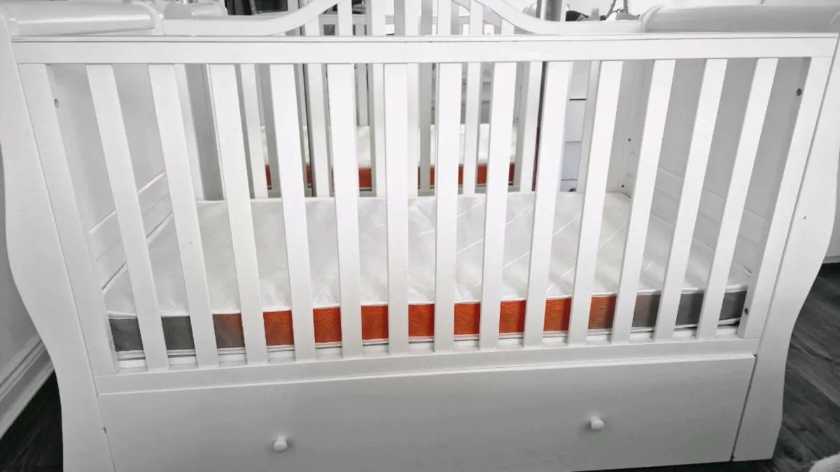 White sleigh cot - Image 2