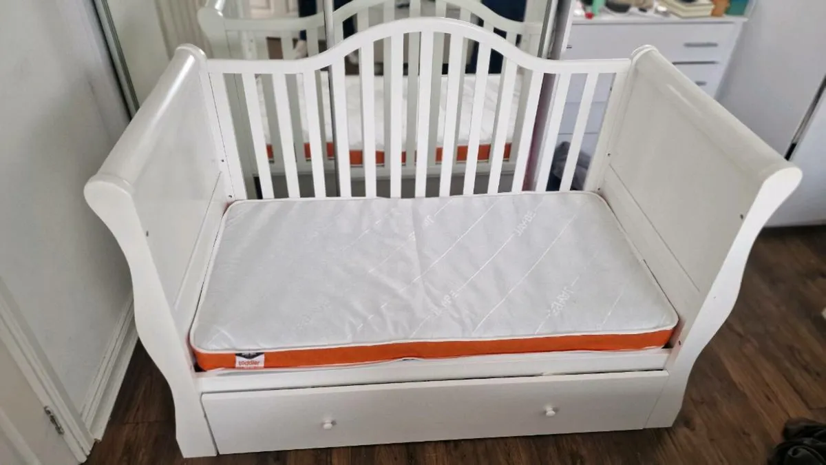 White sleigh cot - Image 3