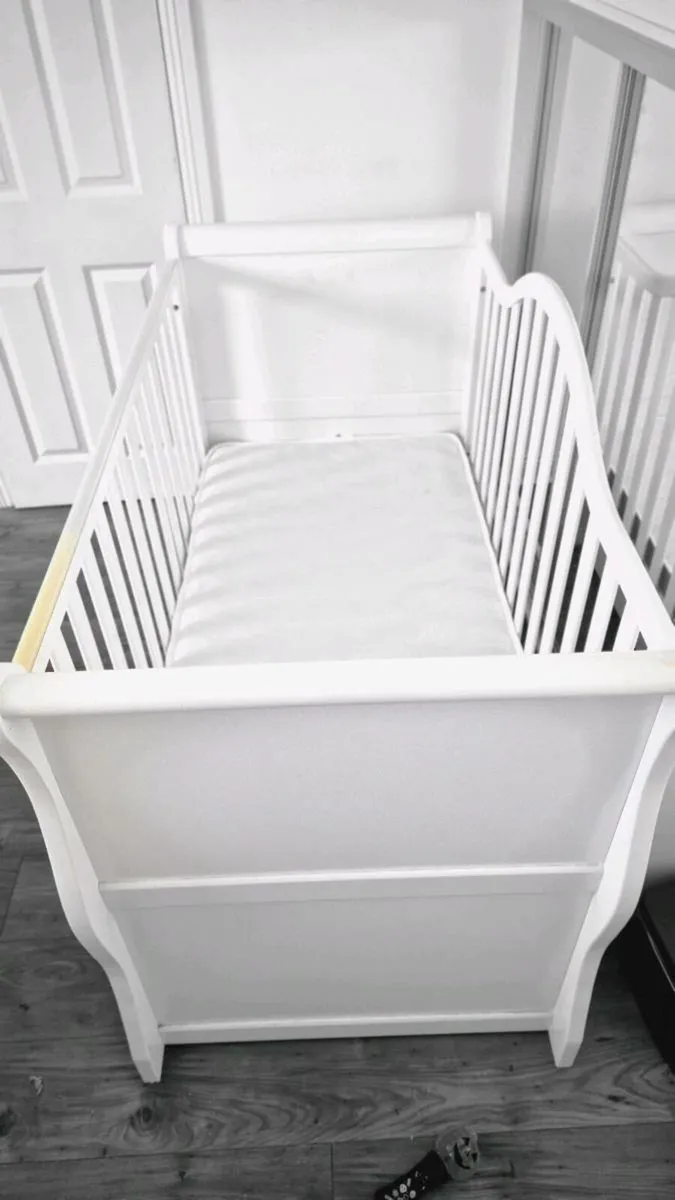 White sleigh cot - Image 4