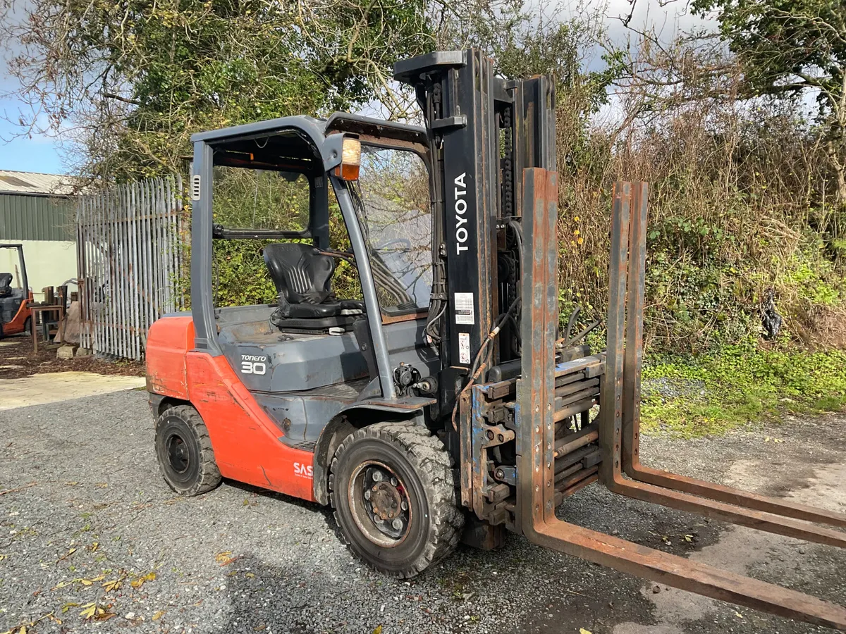 FORKLIFT - Image 1