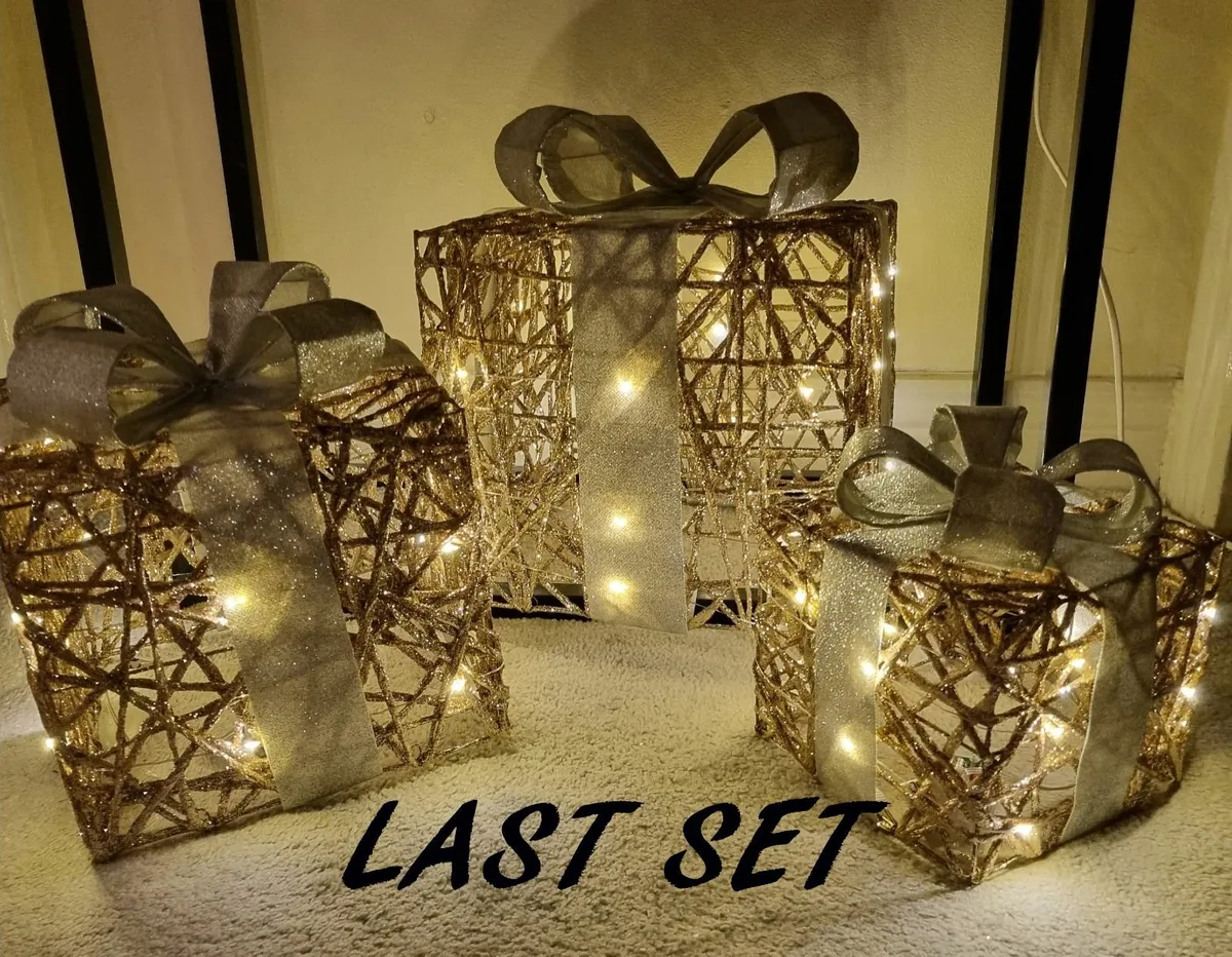 Christmas light gift boxes gold-champagne and silv - Image 1