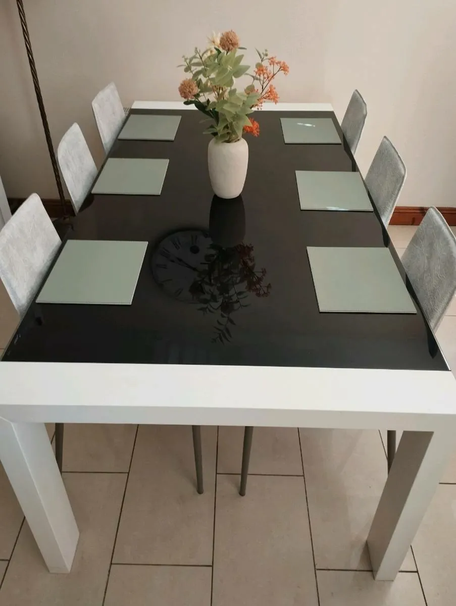 Calligaris dining table and 6 chairs - Image 2