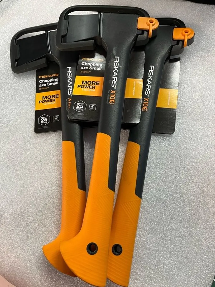 Fiskars X10 Chopping Axe Small - Image 1