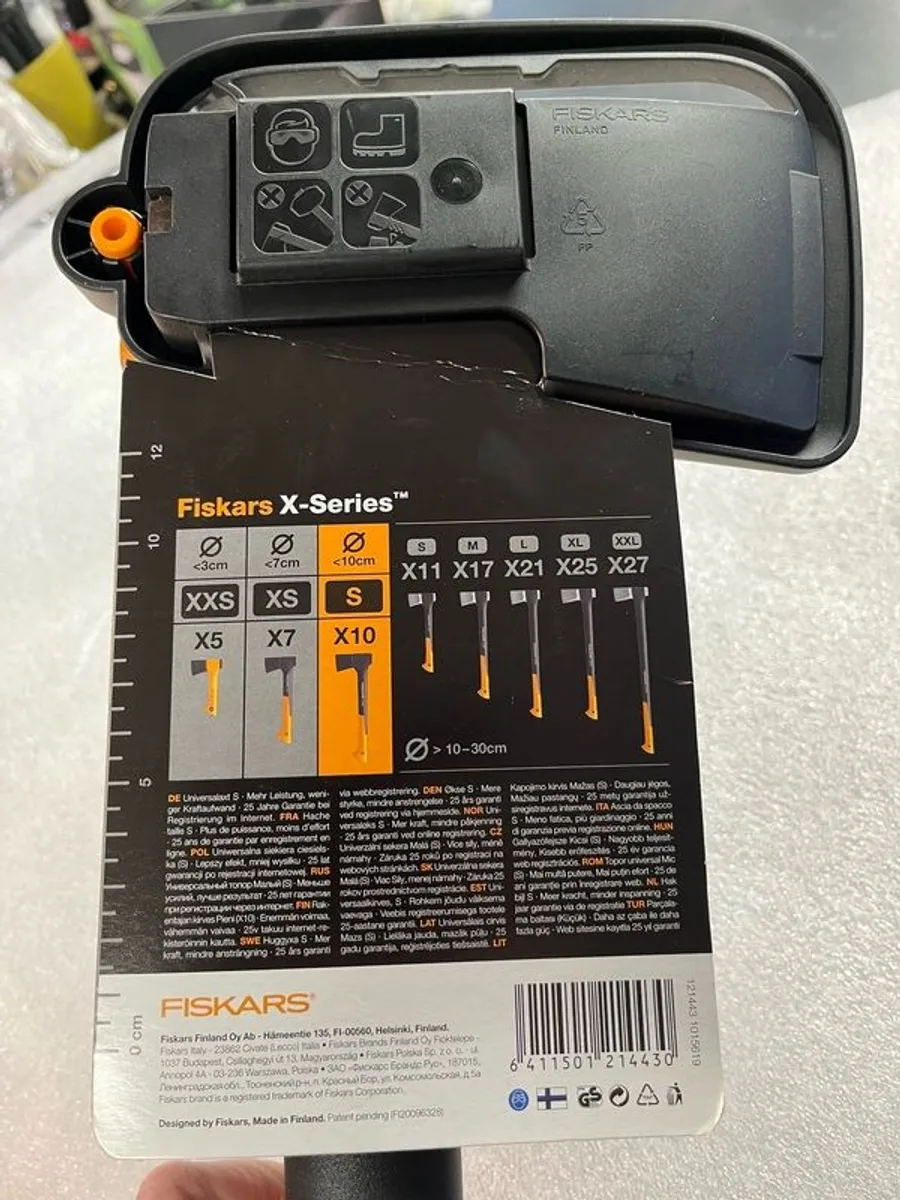 Fiskars X10 Chopping Axe Small - Image 2