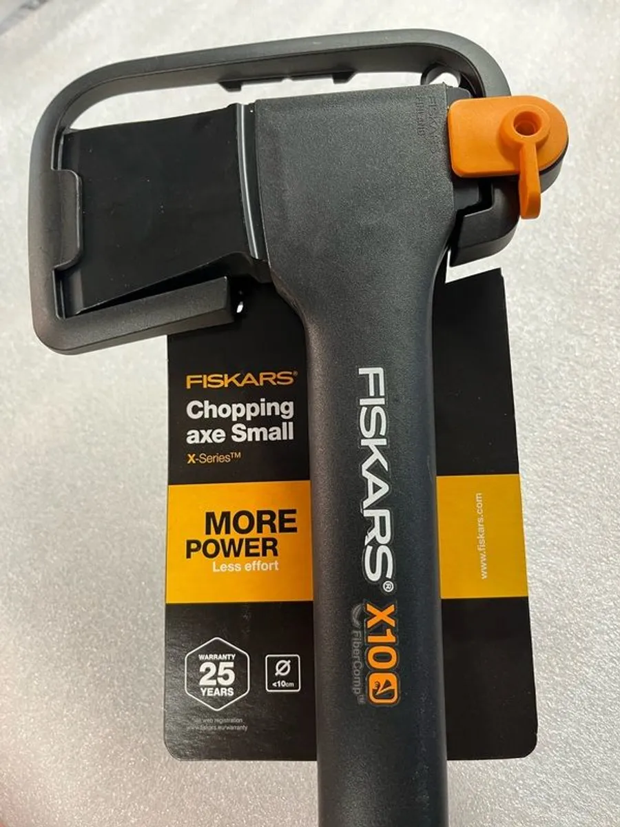 Fiskars X10 Chopping Axe Small - Image 3