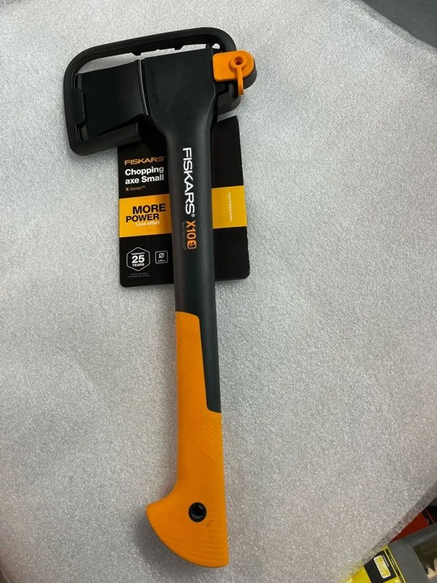 Fiskars X10 Chopping Axe Small - Image 4