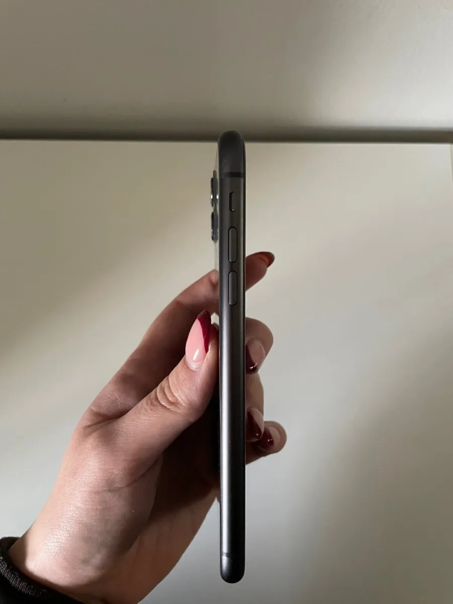 iPhone 11 - Image 2