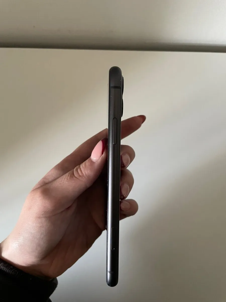 iPhone 11 - Image 3