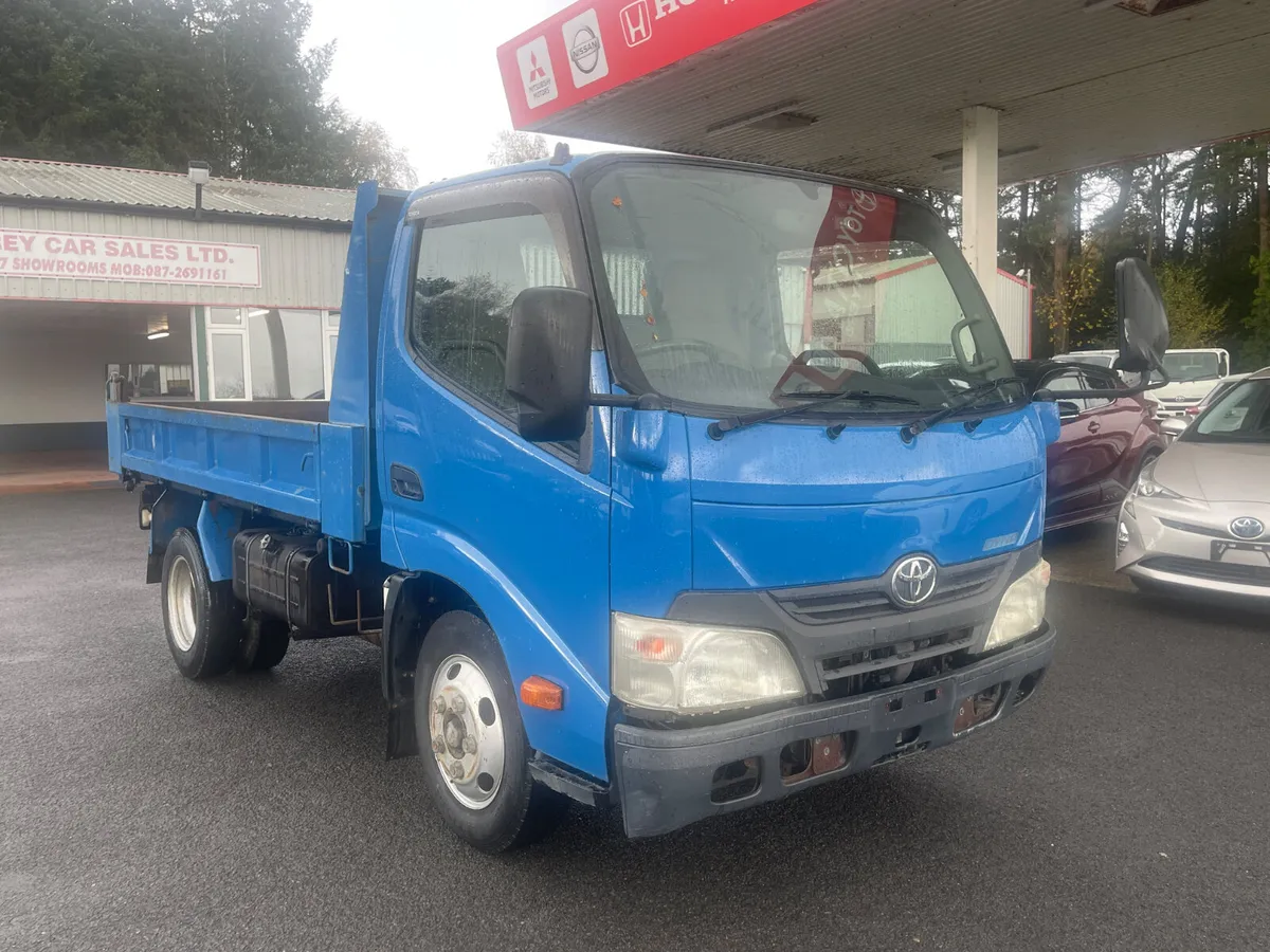 2012 Toyota Dyna 350 tipper - Image 1