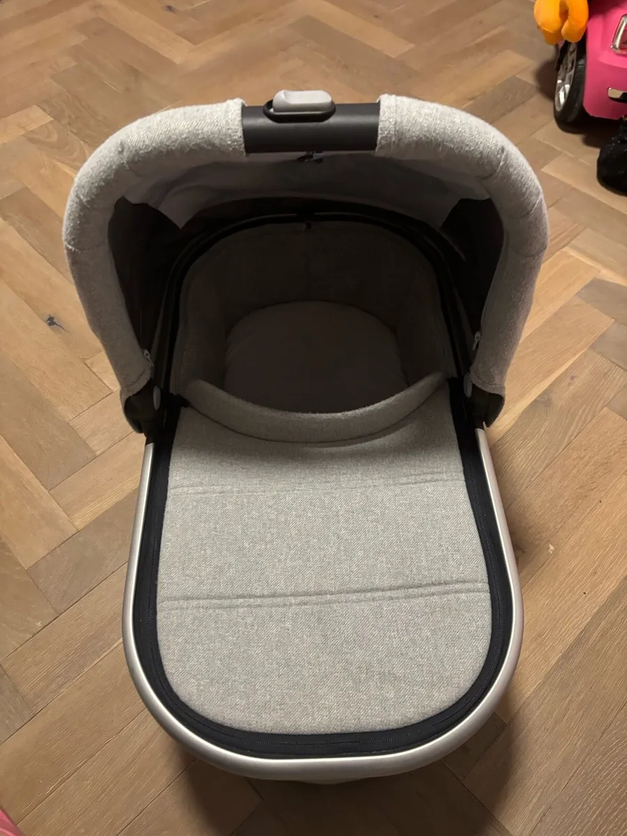 Uppa Vista 2 Bassinet - Image 1