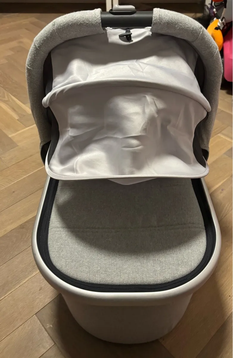 Uppa Vista 2 Bassinet - Image 2