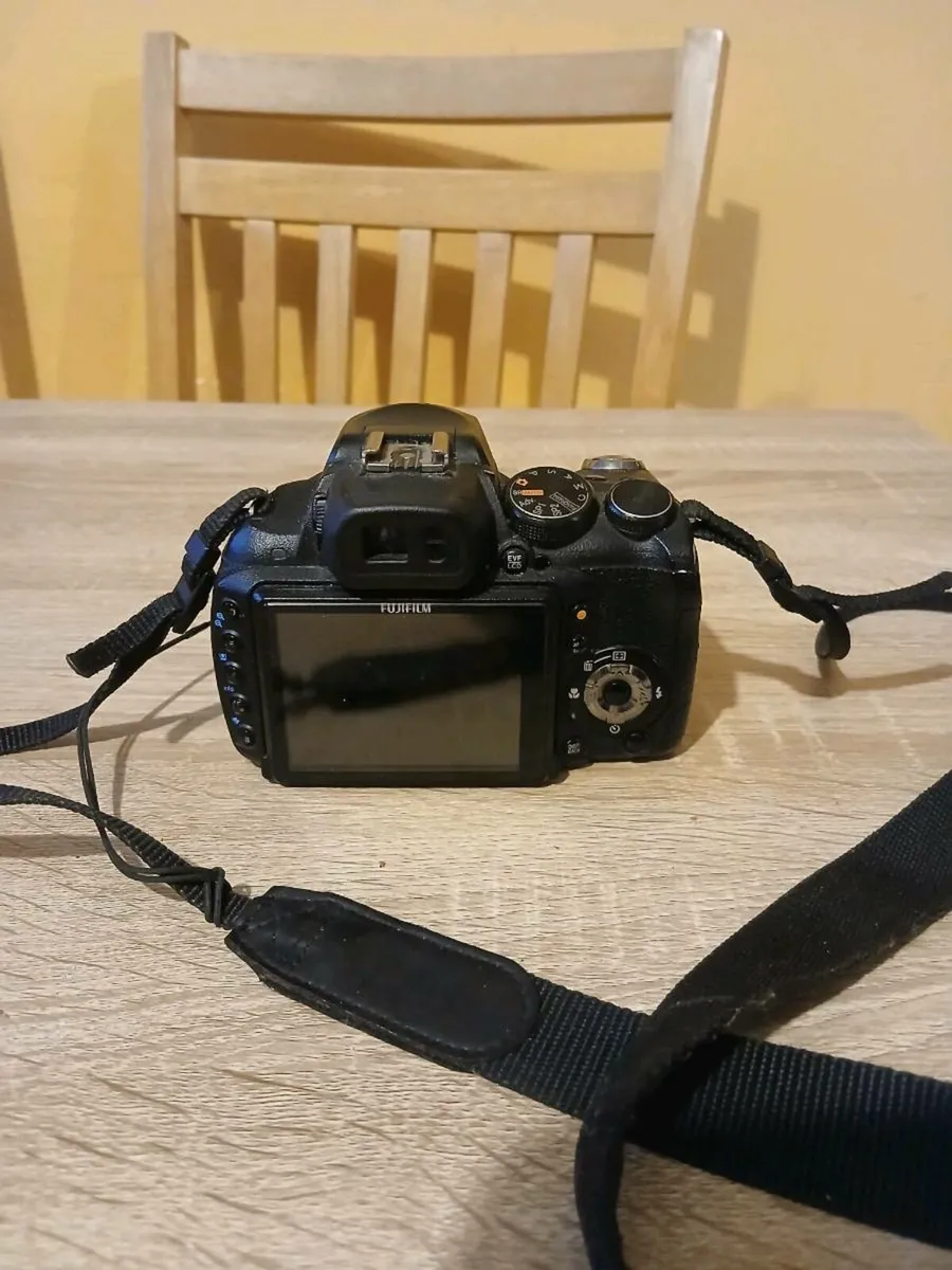 Fujifilm Fine Pix HS10 - Image 2