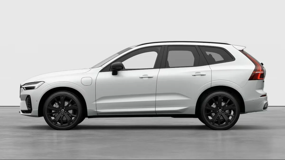 Volvo XC60 Crystal White XC60 Ultra Black Edition - Image 2