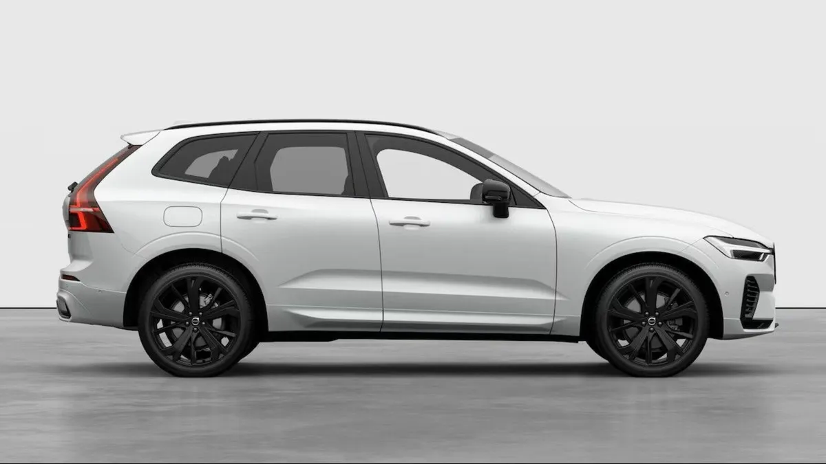 Volvo XC60 Crystal White XC60 Ultra Black Edition - Image 4