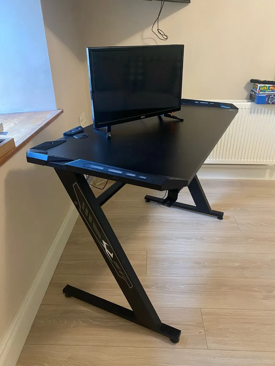 Monitor and desk - Image 2