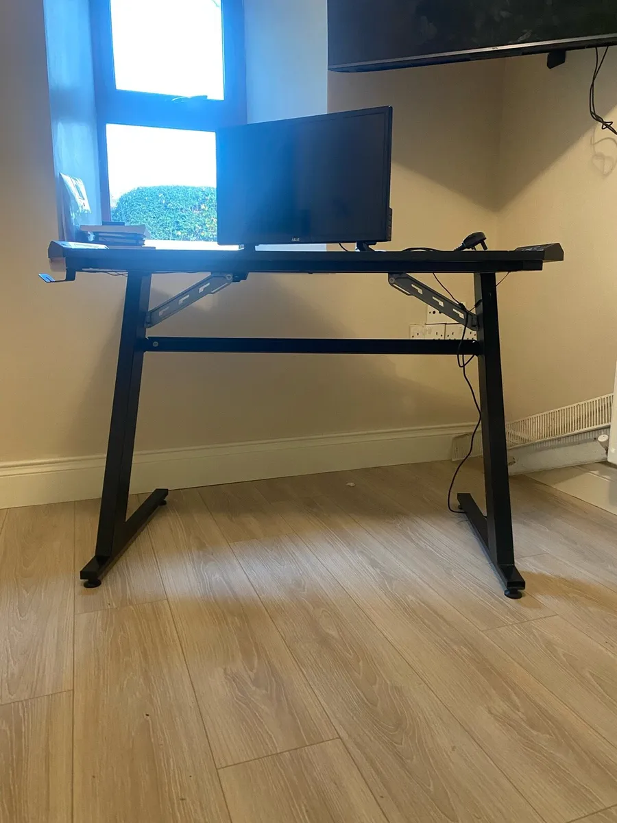 Monitor and desk - Image 4