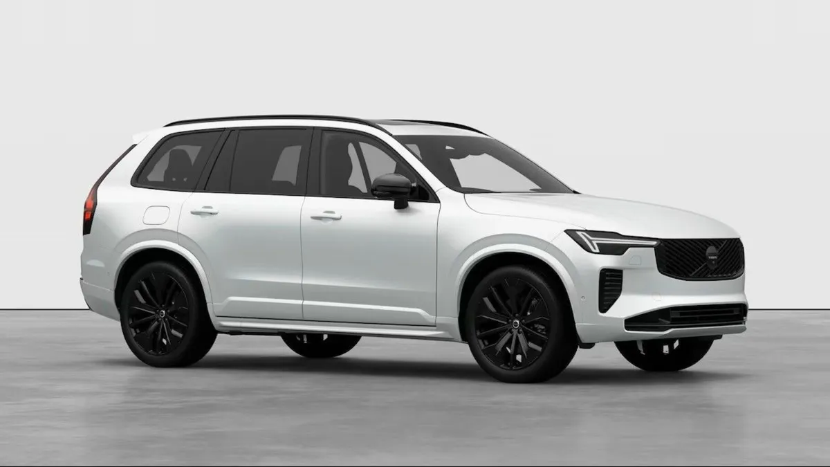 Volvo XC90 Sparkling White XC90 Plus Black Edition - Image 2