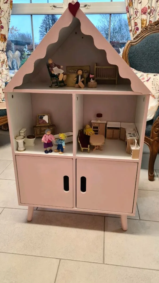 Doll house /bookcase - Image 1
