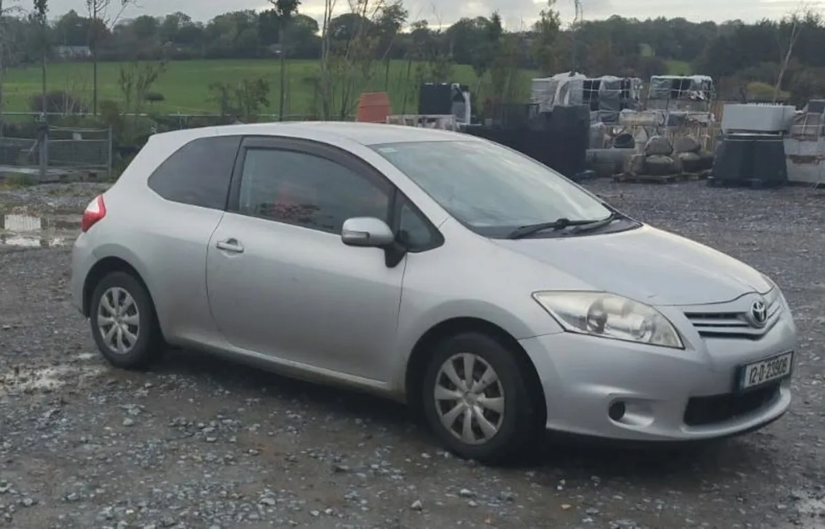 Toyota Auris 2012 - Image 2