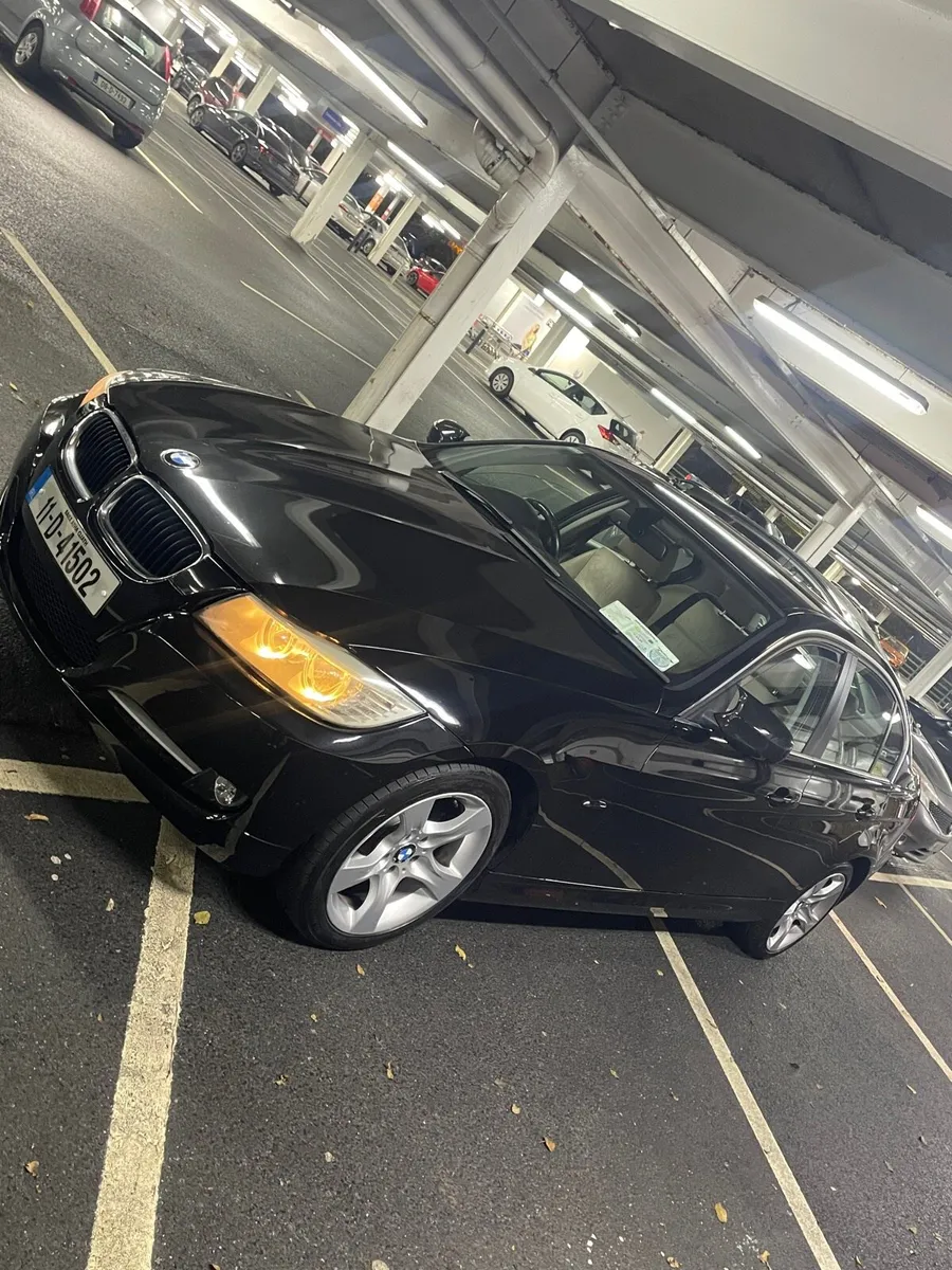 BMW 318i 2011 - Image 1