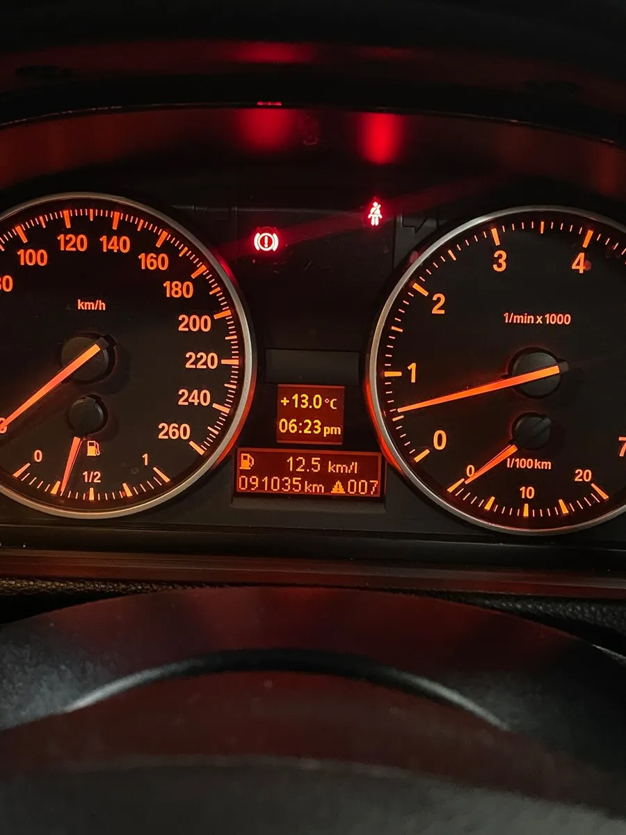 BMW 318i 2011 - Image 2