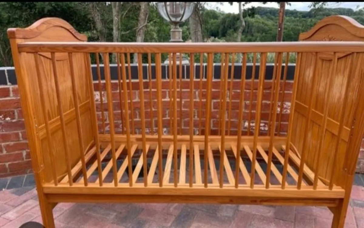 Oak cot bed - Image 2