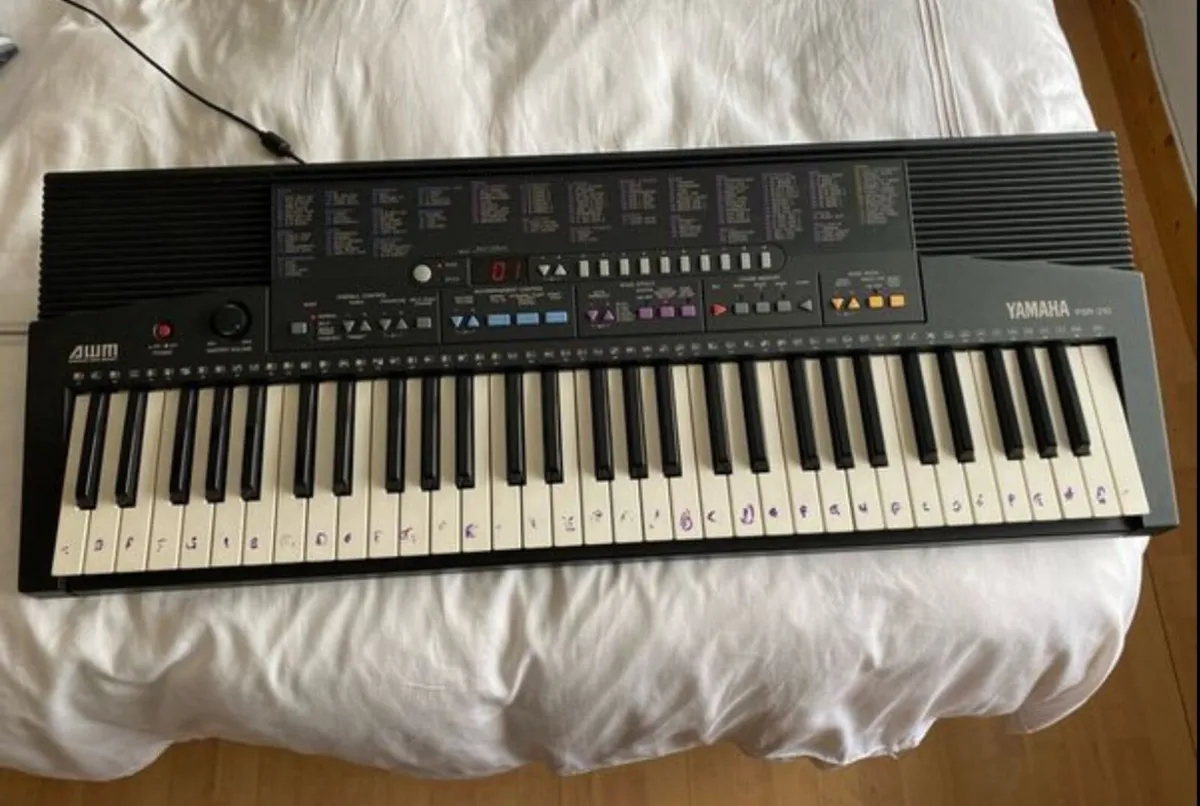 Yamaha piano keyboard - Image 2