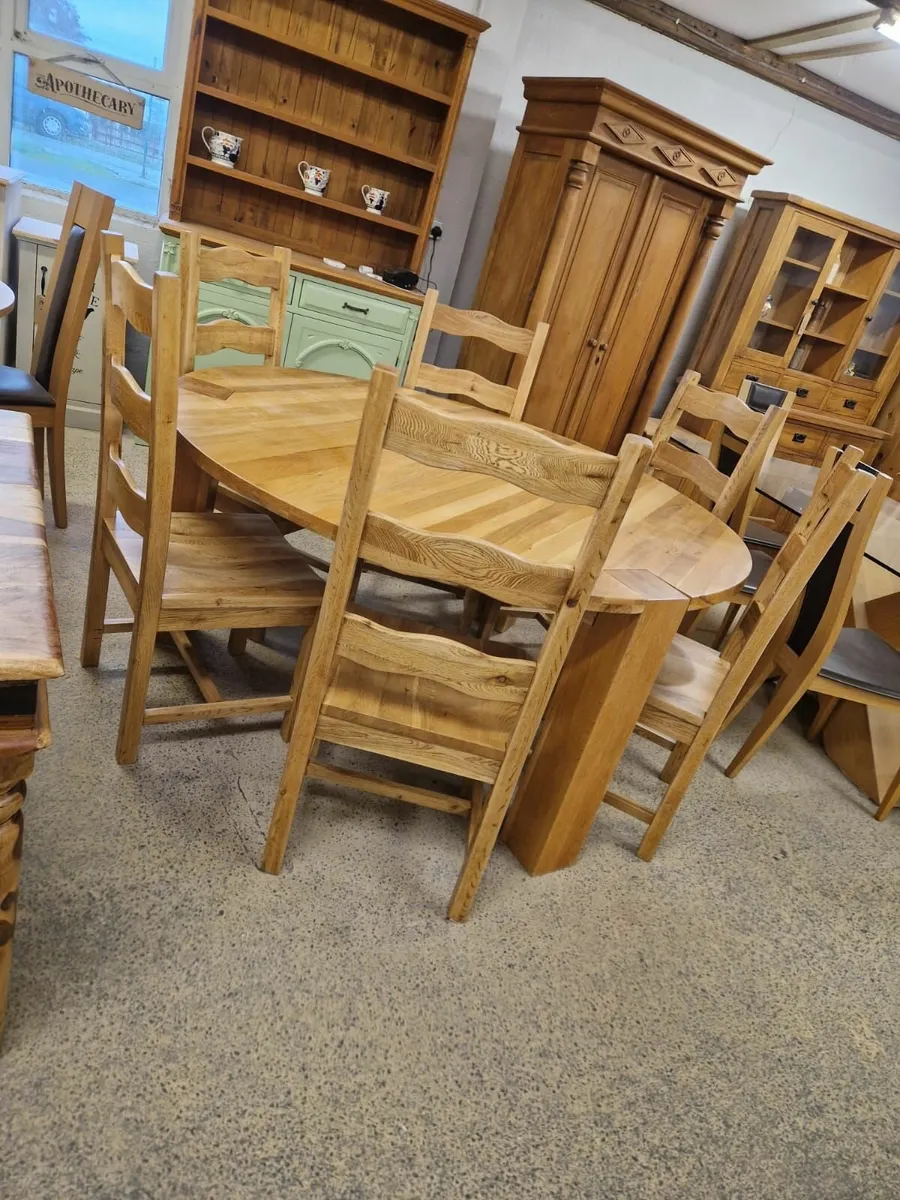 Round solid light oak table, 6 chairs - Image 2